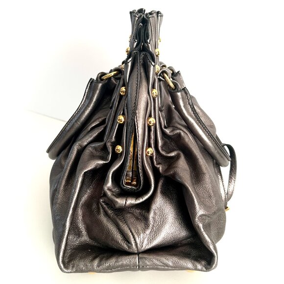 Valentino Garavani Metallic Leather Rockstud Pleated Bag - Picture 6 of 16